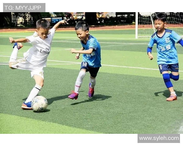 球员在足球比赛中开启直播互动，分享赛场精彩瞬间与粉丝实时交流